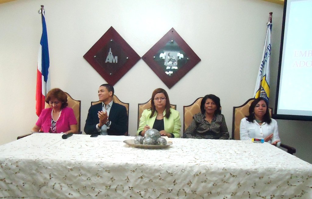 Mesa principal.  De izq. a der. Alexandra Moya, Ariel Liranzo, Moraima López, Carmen Valdez y Anllela Rivas
